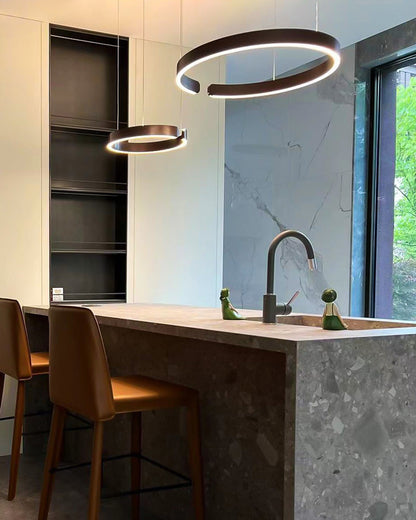 Manial. LED Kronleuchter Modern Schwarz Gold – Ring Pendelleuchte