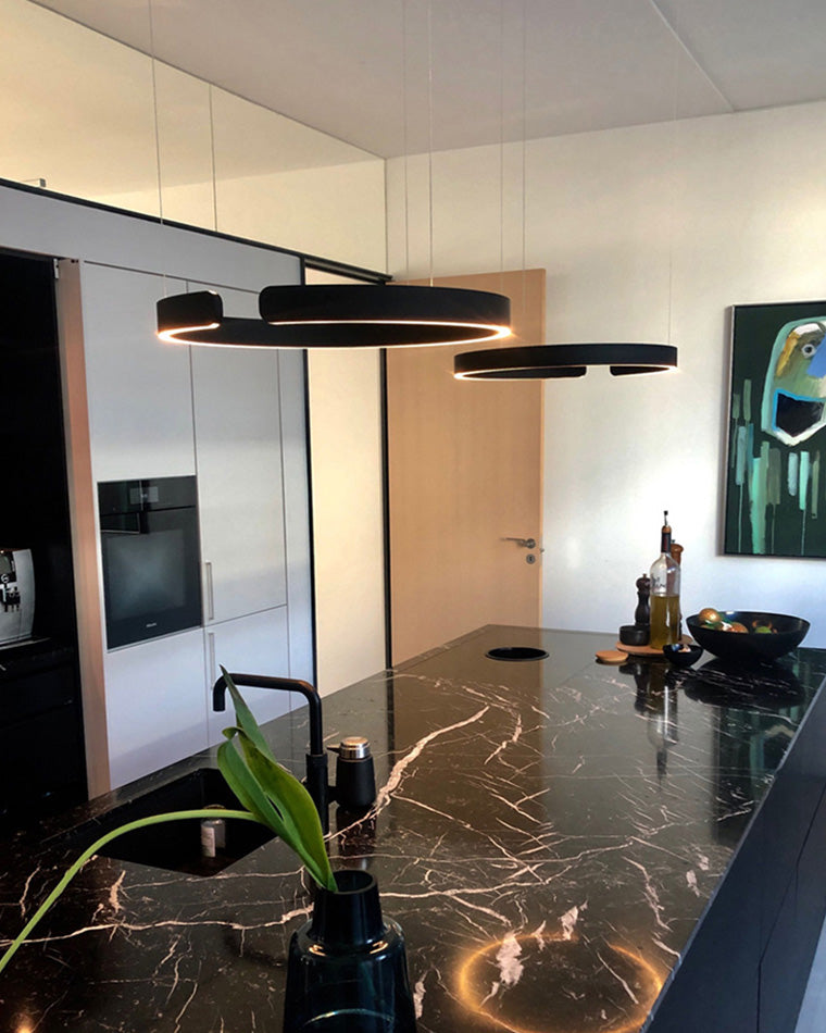 Manial. LED Kronleuchter Modern Schwarz Gold – Ring Pendelleuchte