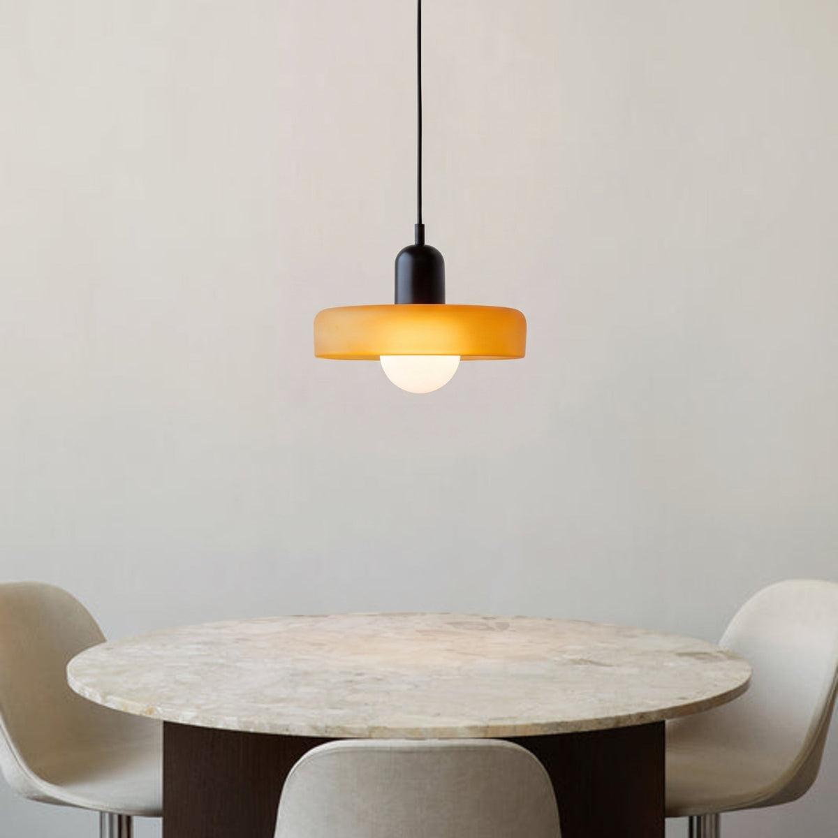 Bauhaus-Pendelleuchte aus farbigem Glas